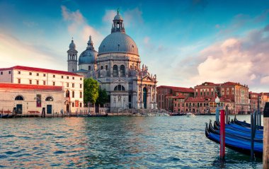 Büyük Kanal ve Santa Maria della Salute Kilisesi 'nin harika akşam manzarası. Venedik, İtalya, Avrupa 'da renkli bahar günbatımı. Adriyatik Denizi 'nin muhteşem deniz manzarası. Seyahat konsepti arka planı