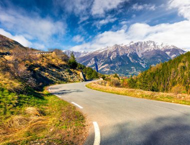 Col d 'Isoard dağ geçidinin güneşli bahar manzarası. Fransız Alpleri, Cervieres köyü, Fransa, Avrupa 'da muhteşem bir açık hava sahnesi. Seyahat kavramı arkaplanı resmi