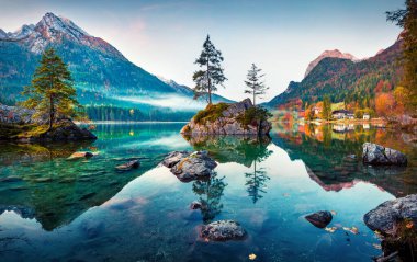 Hintersee Gölü'nün güzel sonbahar sahnesi. Avusturya sınırında Bavyera Alpleri renkli sabah görünümü, Almanya, Avrupa. Doğa kavramı arka plan güzelliği.