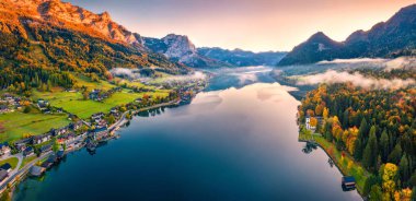 Uçan İHA 'nın görüntüsü. Grundlsee Gölü 'nün inanılmaz sabah sahnesi. Doğu Alpleri 'nin, Styria' nın Liezen Bölgesi 'nin, Avusturya' nın, Avrupa 'nın sonbahar manzarası. Seyahat konsepti arka planı. 