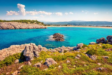 Voidokilia plajının renkli bahar manzarası. İyon Denizi 'nde parlak bir sabah sahnesi, Pilos kasabası, Yunanistan, Avrupa. Doğa konseptinin güzelliği. İşlenmiş fotoğraf sonrası sanatsal stil.
