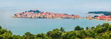 Primosten kasabasının panoramik yaz manzarası. Adriyatik denizi, Hırvatistan ve Avrupa 'nın muhteşem deniz manzarası. Akdeniz ülkelerinin güzel dünyası. Seyahat konsepti arka planı.