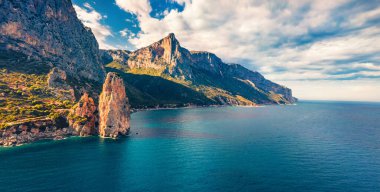 Uçan İHA 'nın görüntüsü. Tarihi eser Pedra Longa 'nın panoramik yaz manzarası. Sardunya Adası, İtalya, Avrupa 'nın muhteşem sabah manzarası. Görkemli Akdeniz manzarası.