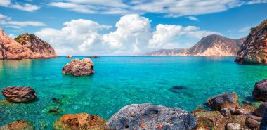 Agia Eleni plajının panoramik bahar manzarası. Akdeniz 'in renkli sabah deniz manzarası. Kefalonia Adası, Yunanistan, Avrupa 'nın açık hava manzarası. İyon Adalarında Seyahat.