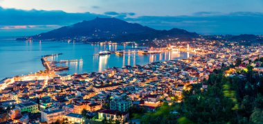 Zakynthos (Zante) kasabasının havadan görünüşü. İyon Denizi 'nde renkli bir bahar sabahı. Yunanistan 'ın güzel şehir manzarası. Seyahat konsepti geçmişi. İşlenmiş fotoğraf sonrası sanatsal stil.