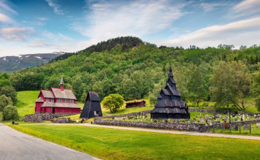 Norveç 'in Sogn og Fjordane ilçesindeki Lerdal belediyesinin Borgund köyündeki Borgund Stave Kilisesi' nin etkileyici yaz manzarası. Seyahat konsepti arka planı