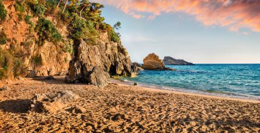 Platis Gialos Sahili 'nde muhteşem bir gün batımı. İyon Denizi 'nin heyecan verici bahar deniz manzarası. Kefalonia adası, Argostolion kasabası, Yunanistan, Avrupa 'nın muhteşem açık hava manzarası. Seyahat konsepti arka planı.