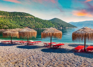 Antisamos Plajı 'nın güneşli sabah manzarası. İyon Denizi 'nin harika bahar deniz manzarası. Kefalonia adası, Sami kasabası, Yunanistan ve Avrupa 'nın muhteşem açık hava manzarası. Seyahat konsepti arka planı.