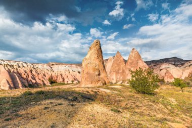 Cappadocia 'nın harika bahar sahnesi. Nisan ayındaki Kırmızı Gül Vadisi manzarası. Nevsehir ilçesinin bulunduğu Cavusin köyü, Türkiye, Asya. Seyahat konsepti arka planı.