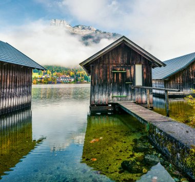 Altausseer See Gölü 'nün muhteşem sonbahar sahnesi. Avusturya, Styria 'nın Liezen ilçesi Altaussee köyünün güzel sabah manzarası. Instagram filtre tonu