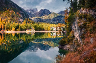 Braies Gölü 'nde güzel bir sabah. İtalyan Alplerinde renkli sonbahar manzarası, Naturpark Fanes-Sennes-Prags, Dolomite, İtalya, Avrupa. İşlenmiş fotoğraf sonrası sanatsal stil.
