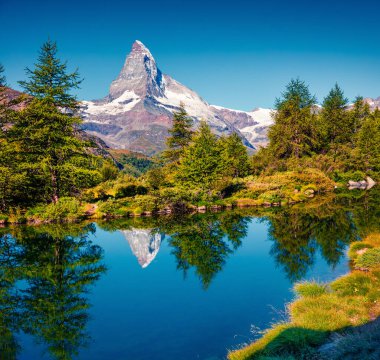 Grindjisee gölünde nefes kesici bir yaz sabahı. Matterhorn (Monte Cervino, Mont Cervin) zirvesi, İsviçre Alpleri, Zermatt konumu, Valais kantonu, İsviçre, Avrupa. Doğa konseptinin güzelliği.