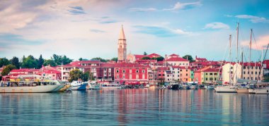 Eski balıkçı kasabası Isola 'nın renkli akşam manzarası. Adriyatik Denizi 'nin muhteşem bahar deniz manzarası. Slovenya, Avrupa 'nın güzel akşam manzarası. Seyahat konsepti geçmişi. Orton Efekti