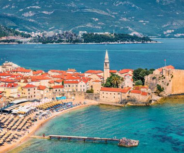 Ortaçağ 'ın eski şehri Budva' nın havadan görünüşü. Adriyatik denizi, Karadağ ve Avrupa 'nın renkli sabah deniz manzarası. Akdeniz ülkelerinin güzel dünyası. Seyahat konsepti arka planı.