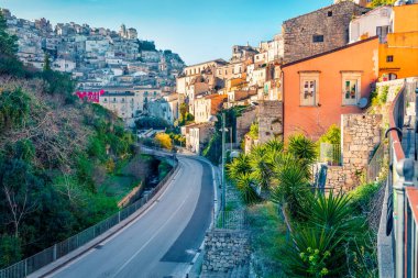Arka planda Santa Maria Dell 'Itria kilisesi olan Ragusa şehrinin güzel bahar manzarası. Sicilya, İtalya, Avrupa 'nın parlak sabah manzarası. Seyahat konsepti arka planı