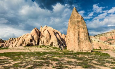 Cappadocia 'nın dramatik bahar sahnesi. Nisan ayındaki Kırmızı Gül Vadisi manzarası. Nevsehir ilçesinin bulunduğu Cavusin köyü, Türkiye, Asya. Seyahat konsepti arka planı.