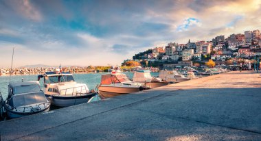 Ege Denizi 'nde güneşli bahar deniz manzarası. Makedonya 'nın doğusundaki Kavala kenti ve Kavala bölgesel biriminin başlıca limanı olan Coloful akşam manzarası. Yunanistan, Avrupa.