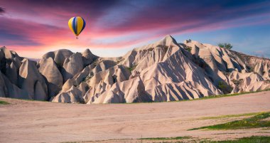 Kapadokya 'nın gerçek dışı dünyası. Nisan 'da Kırmızı Gül Vadisi' nde gün doğumu. Türkiye 'nin Kapadokya bölgesinde Nevsehir iline bağlı Avanos ilçesinde yer alan Cavusin köyü, Asya.