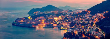 Dubrovnik şehrinin panoramik akşam manzarası. Hırvatistan, Avrupa 'da yaz günbatımı harika. Akdeniz ülkelerinin güzel dünyası. Seyahat konsepti arka planı.