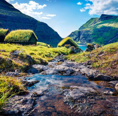 Tipik otlak evleri olan Saksun Köyü 'nün muhteşem bir yaz manzarası. Streymoy Adası, Faroe, Danimarka Krallığı, Avrupa 'nın resimli sabah manzarası. Seyahat konsepti arka planı.
