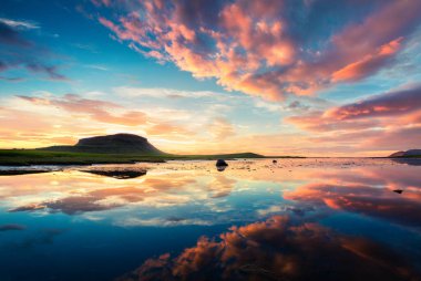 Grundarfjordur kasabası yakınlarında renkli bir yaz günbatımı. Snaefellsnes yarımadasında akşam sahnesi, İzlanda, Avrupa. İşlenmiş fotoğraf sonrası sanatsal stil.