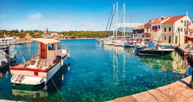 Fiskardo limanının romantik bahar manzarası. İyon Denizi 'nin muhteşem sabah deniz manzarası. Kefalonia Adası, Yunanistan ve Avrupa 'nın muhteşem açık hava manzarası. Seyahat konsepti arka planı.