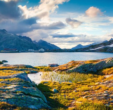 Grimselpass 'ın tepesindeki Totensee Gölü' nde renkli bir yaz akşamı. İsviçre Alpleri, Bern Kantonu, İsviçre, Avrupa 'da güneşli bir açık hava sahnesi. Doğa konseptinin güzelliği