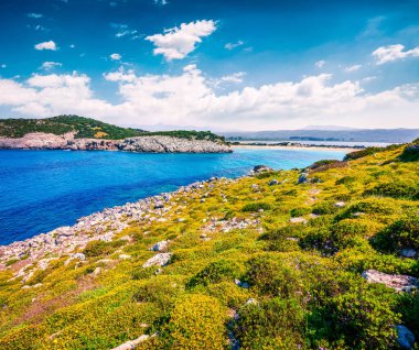 Voidokilia plajının harika bahar manzarası. İyon Denizi 'nin, Pilos kasabasının, Yunanistan' ın, Avrupa 'nın parlak sabah manzarası. Doğa konseptinin güzelliği. İşlenmiş fotoğraf sonrası sanatsal stil.