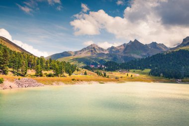 Speicher gölünde güzel bir yaz sabahı. Avusturya 'nın başkenti Tyrol' da, Avusturya 'nın batısındaki Innsbruck-Land' de renkli bir açık hava sahnesi. İşlenmiş fotoğraf sonrası sanatsal stil.