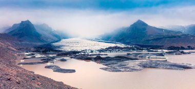 Vatnajokull buzulundan eriyen buz. Vatnajokull Ulusal Parkı, İzlanda, Avrupa 'da dramatik bir yaz sahnesi. İşlenmiş fotoğraf sonrası sanatsal stil.