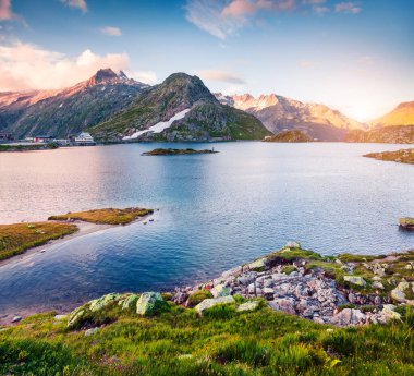 Grimselpass 'ın tepesindeki Totensee Gölü' nde renkli yaz günbatımı. İsviçre Alpleri, Bern Kantonu, İsviçre, Avrupa 'da güneşli bir açık hava sahnesi. Doğa konseptinin güzelliği.