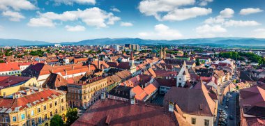 Konsey Kulesi 'nin panoramik yaz manzarası. Sibiu şehrinin havadan manzarası. Transilvanya, Romanya, Avrupa 'nın etkileyici sabah manzarası. Seyahat konsepti arka planı.