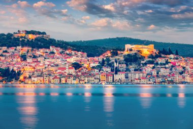 Sibenik şehrinin renkli akşam manzarası. Adriyatik denizi, Hırvatistan ve Avrupa 'nın harika yaz mevsimi. Akdeniz ülkelerinin güzel dünyası. Seyahat konsepti arka planı.