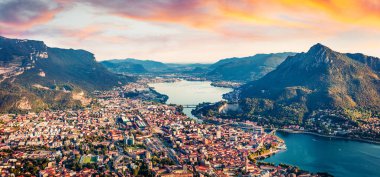 Como Gölü 'nün panoramik yaz sahnesi. Arka planda Resegone montu olan Lecco şehrinin havadan akşam manzarası, İtalya, Avrupa. Seyahat konsepti arka planı.