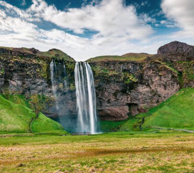 Seljalandfoss Şelalesi 'nin Seljalandsa nehri üzerindeki muhteşem sabah manzarası. İzlanda, Avrupa 'nın etkileyici yaz sahnesi. Doğa konseptinin güzelliği. Instagram filtre tonu