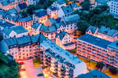 Norveç 'in batı kıyısındaki Alesund liman kasabasının kuş bakışı görüntüsünden, Geirangerfjord girişinden. Nord 'da renkli bir yaz akşamı. Seyahat konsepti arka planı.