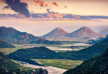 Rijeka Crnojevica Nehri Kanyonu 'nun havadan görünüşü, Skadar Gölü. Karadağ kırsalının dramatik yaz gündoğumu. Akdeniz ülkelerinin güzel dünyası.