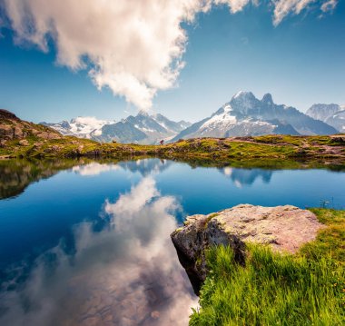 Arka planda Mont Blanc (Monte Bianco) ve Chamonix 'in bulunduğu Lac Blanc Gölü' nün inanılmaz yaz manzarası. Vallon de Berard Doğa Koruma Alanı, Graian Alpleri, Fransa.