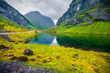 Stavbergvatnet Gölü 'nün yağmurlu yaz manzarası, Hjorundfjorden fijord yakınlarında, Orsta Belediyesi, More og Romsdal İlçesi. Norveç 'in harika sabah manzarası. Doğa konseptinin güzelliği.