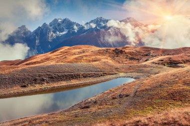 Koruldi gölünde güneşli bir sabah. Kafkasya dağlarındaki güzel manzara, Uppe Svaneti, Gürcistan, Avrupa. İşlenmiş fotoğraf sonrası sanatsal stil.