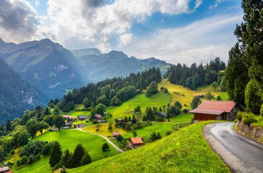 Wengen köyünün renkli yaz manzarası. İsviçre Alpleri 'nde güzel bir açık hava sahnesi, Bern, İsviçre, Avrupa kantonunda Bernese Oberland. İşlenmiş fotoğraf sonrası sanatsal stil.