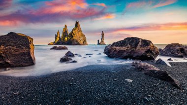 İzlanda 'da, Vik bölgesinde, Avrupa' da nefes kesici bir akşam sahnesi. Atlantik Okyanusu 'ndaki Reynisdrangar kayalıklarında harika bir yaz günbatımı. Doğa konseptinin güzelliği.