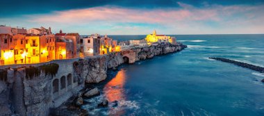 Vieste 'nin dramatik akşam manzarası - Gargano Ulusal Parkı' nın kıyı kasabası, İtalya, Avrupa. Adriyatik Denizi 'nde muhteşem bir bahar günbatımı. Seyahat konsepti arka planı.