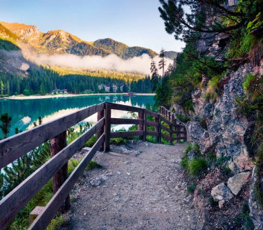 Braies (Pragser Wildsee) gölünün muhteşem sabah manzarası. Fanes-Sennes-Braies Ulusal Parkı, Dolomiti Alpleri, Güney Tyrol, İtalya, Avrupa 'da baş döndürücü yaz gündoğumu. Doğa konseptinin güzelliği.
