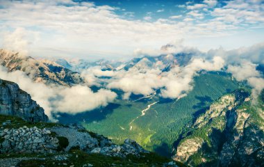 Tre Cime Di Lavaredo Ulusal Parkı 'ndan Adigne Dağları' nın sisli yaz manzarası. Dolomite Alpleri, İtalya, Avrupa 'nın muhteşem sabah manzarası. Doğa konseptinin güzelliği. 