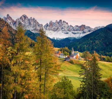 Geisler veya Odle Dolomites Grubu 'nun önündeki Santa Maddalena köyünün muhteşem manzarası. Dolomite Alpleri, İtalya ve Avrupa 'da renkli sonbahar günbatımı. İşlenmiş fotoğraf sonrası sanatsal stil.
