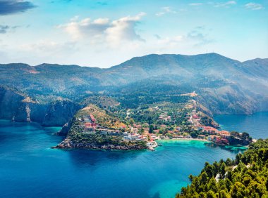 Kefalonya adasının batı kıyısındaki Asos köyünün sabah havası, Yunanistan, Avrupa. İyon Denizi 'nin inanılmaz yaz manzarası. Seyahat konsepti arka planı.