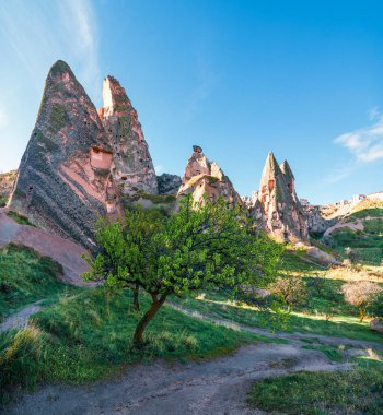 Kapadokya 'nın gerçek dışı dünyası. Uchisar Şatosu 'nda dramatik bir hava var. Türkiye 'nin Orta Anadolu Bölgesi Nevsehir ilinin ünlü Uchisar köyünde sabah, Asya.