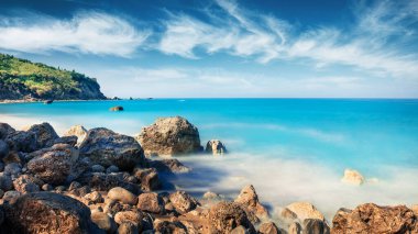 Avali Sahili 'nin panoramik bahar manzarası. İyon Denizi 'nin nefes kesici sabah deniz manzarası. Lefkada Adası, Yunanistan, Avrupa 'nın heyecan verici açık hava sahnesi. Doğa konseptinin güzelliği.