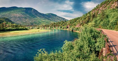 Trebisnjica Nehri 'nin muhteşem sabah manzarası. Bosna-Hersek, Avrupa 'daki Lastva köyünün manzaralı yaz manzarası. Akdeniz ülkelerinin güzel dünyası